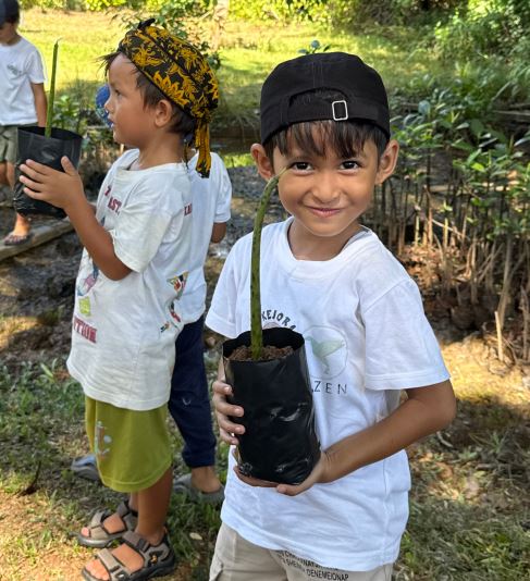 Kejora children during Mangrove restoration in Karimunjawa